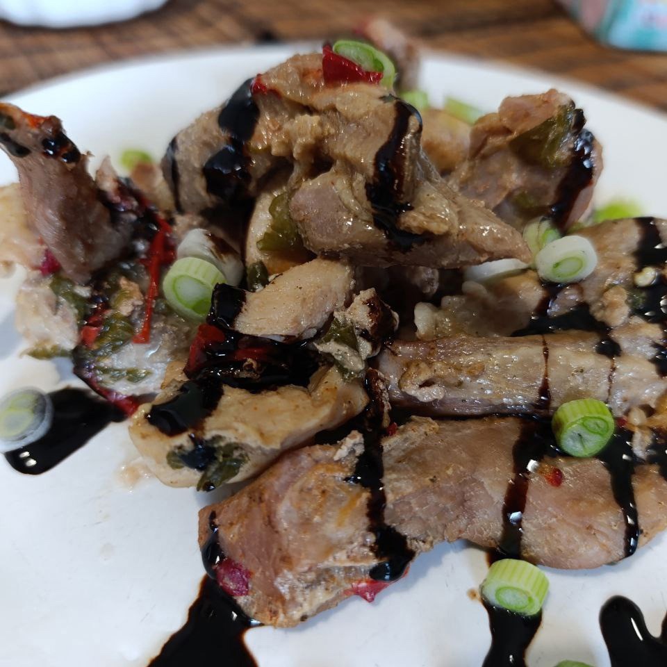 Бедро индейки на сковороде с болгарским перцем и луком в соевом соусе