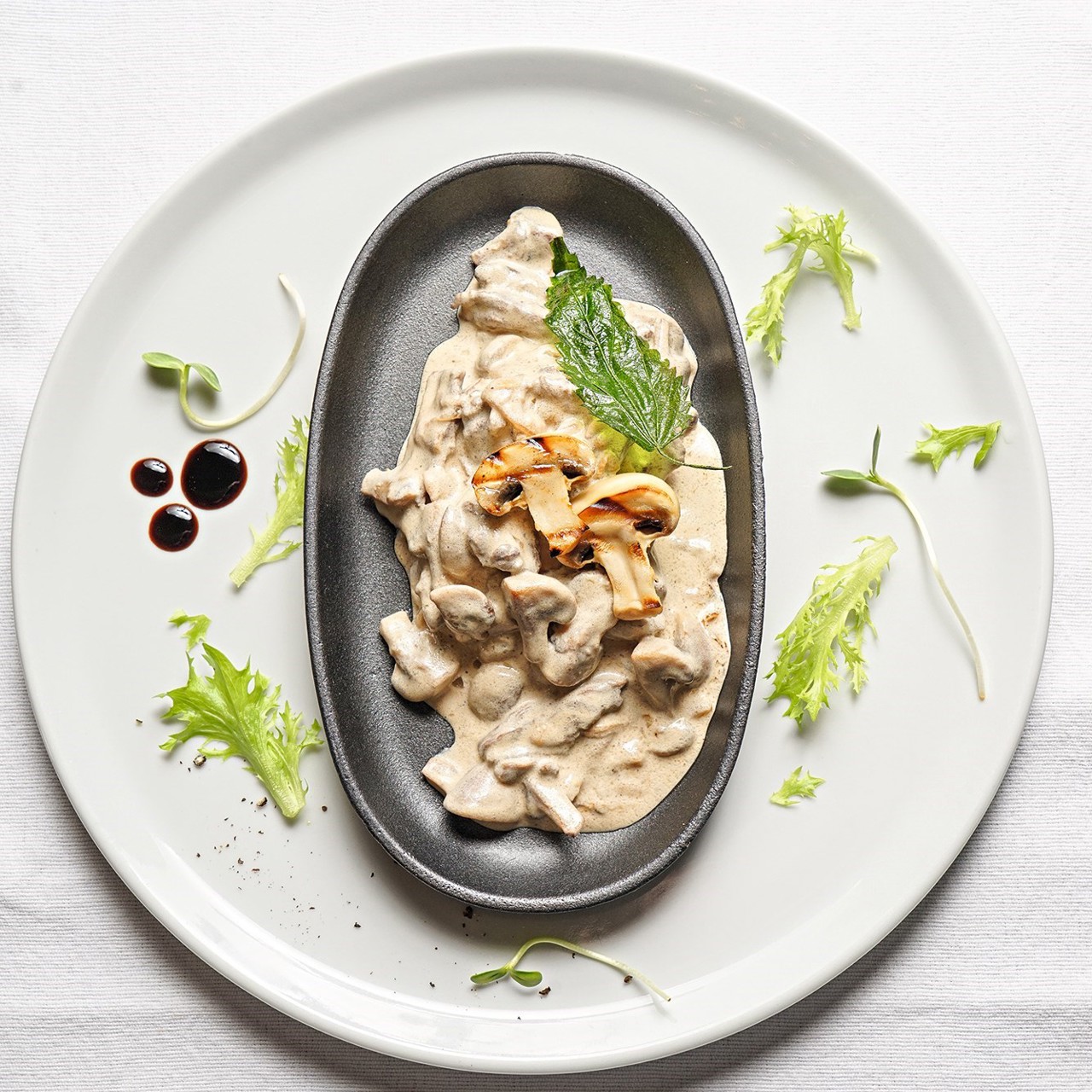 Бефстроганов из телятины с грибами и луком