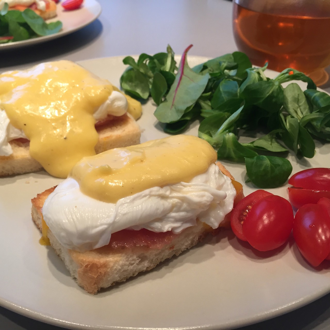 Бенедиктинские яйца с копченым лососем