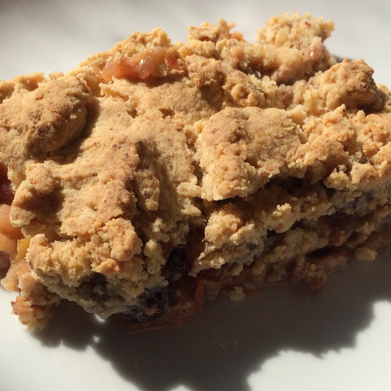 Безглютеновый крамбл из яблок с ежевикой и ревенем