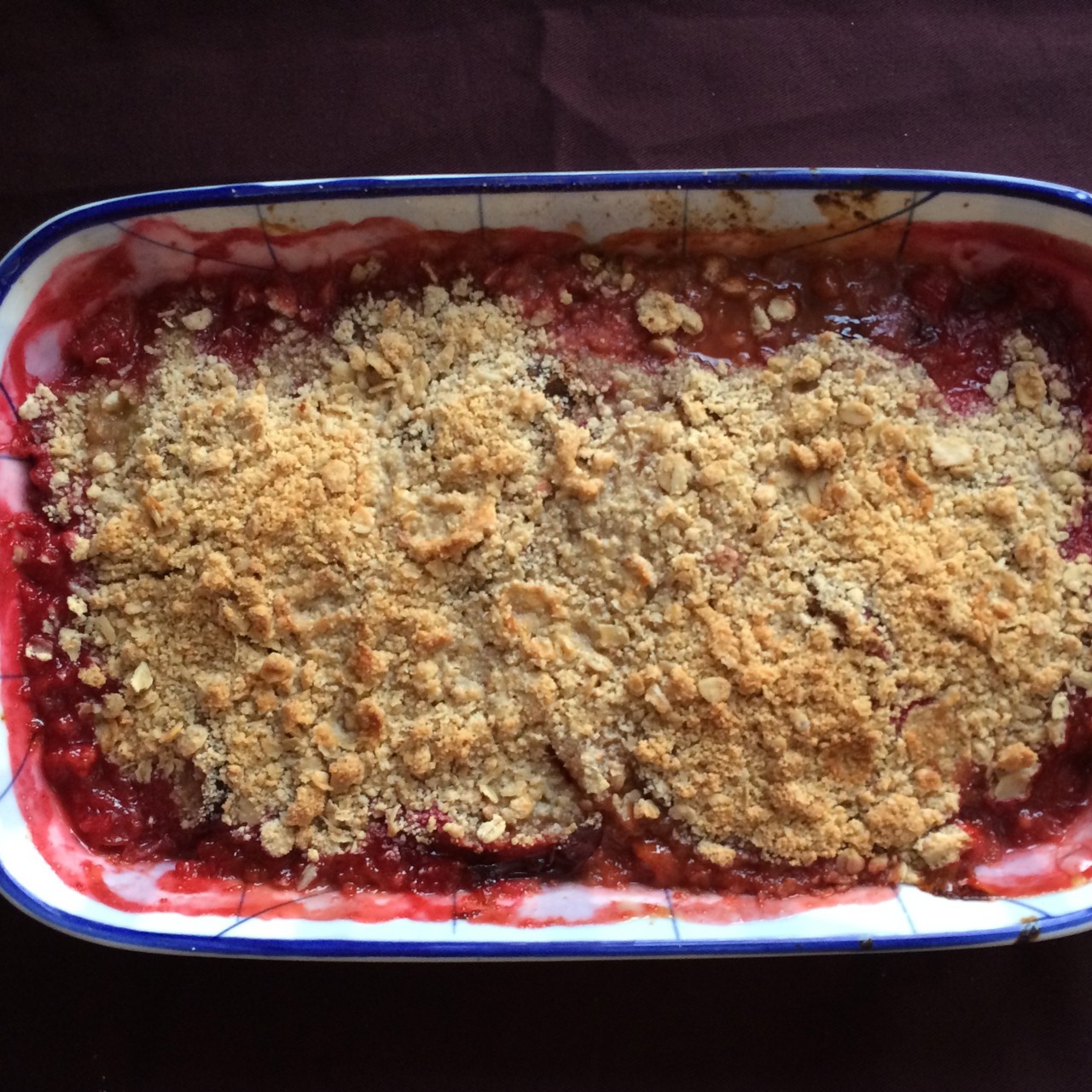 Безглютеновый крамбл из сливы с ревенем