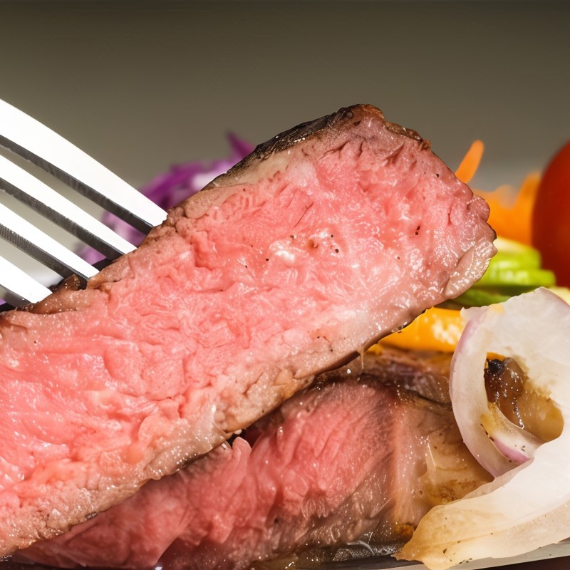 Бифштекс из отварного мяса с луком