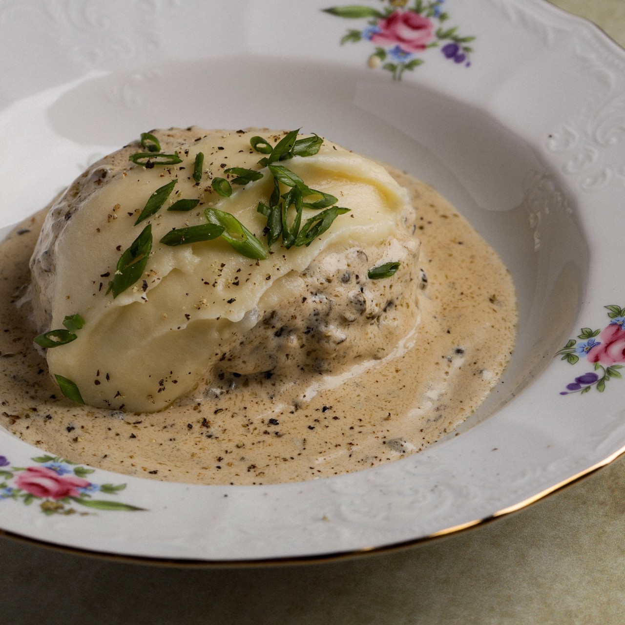 Бифштекс с перечным соусом, заатаром и сезонными грибами