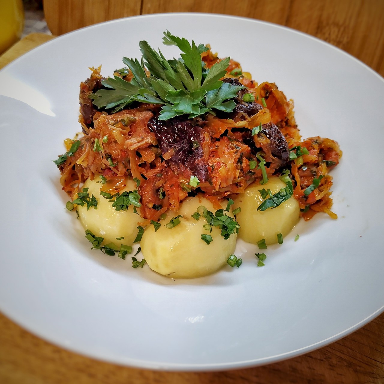 Бигос по-польски со свининой, грибами и квашеной капустой