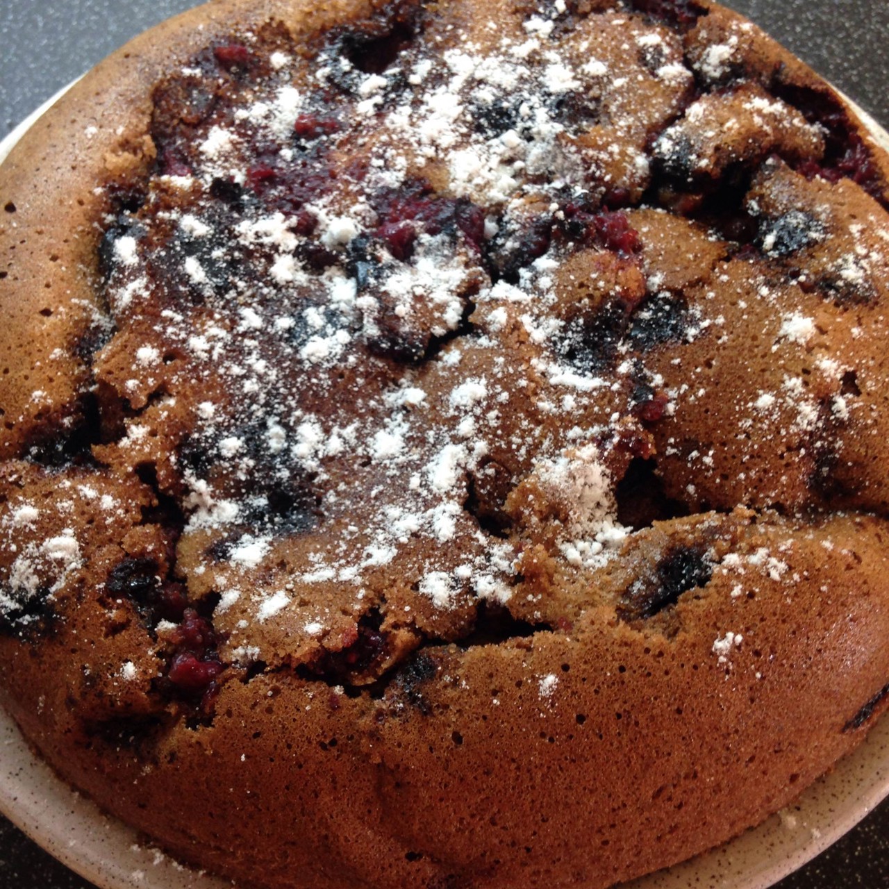 Бисквит с какао, корицей и черной смородиной в мультиварке