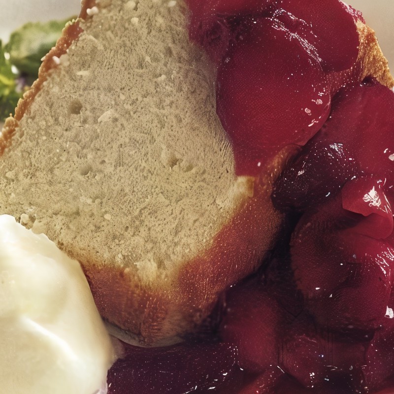 Бисквитный пирог с клубникой и взбитыми сливками