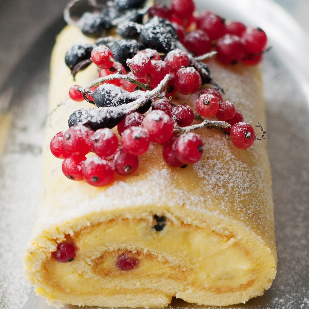 Бисквитный рулет с лимонным кремом и ягодами