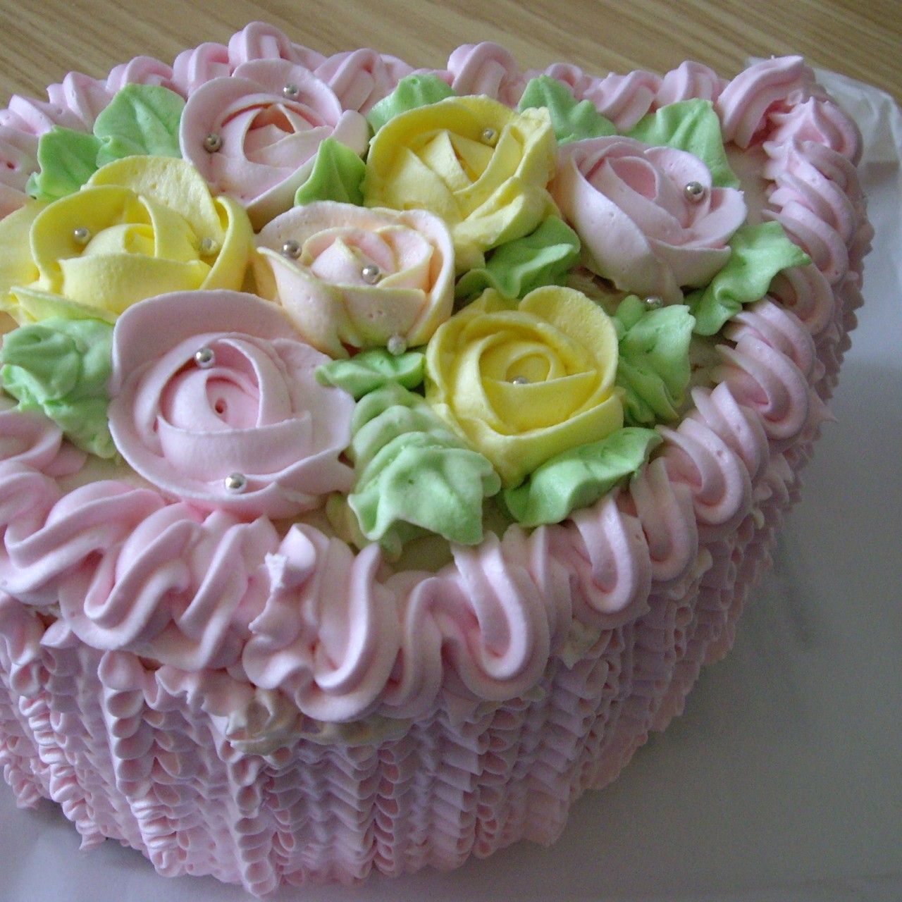 Бисквитный торт с апельсиново-мятной пропиткой и меренгами