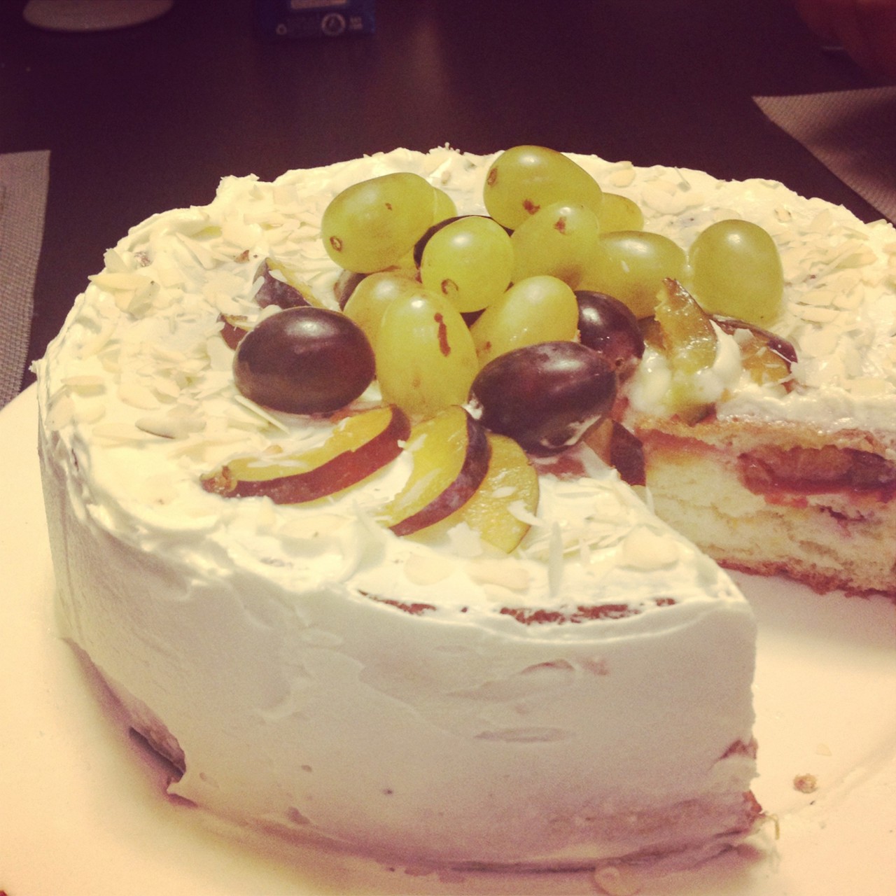 Бисквитный торт со сливами