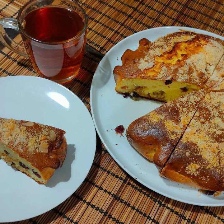 Бисквитный пирог с изюмом и клюквой