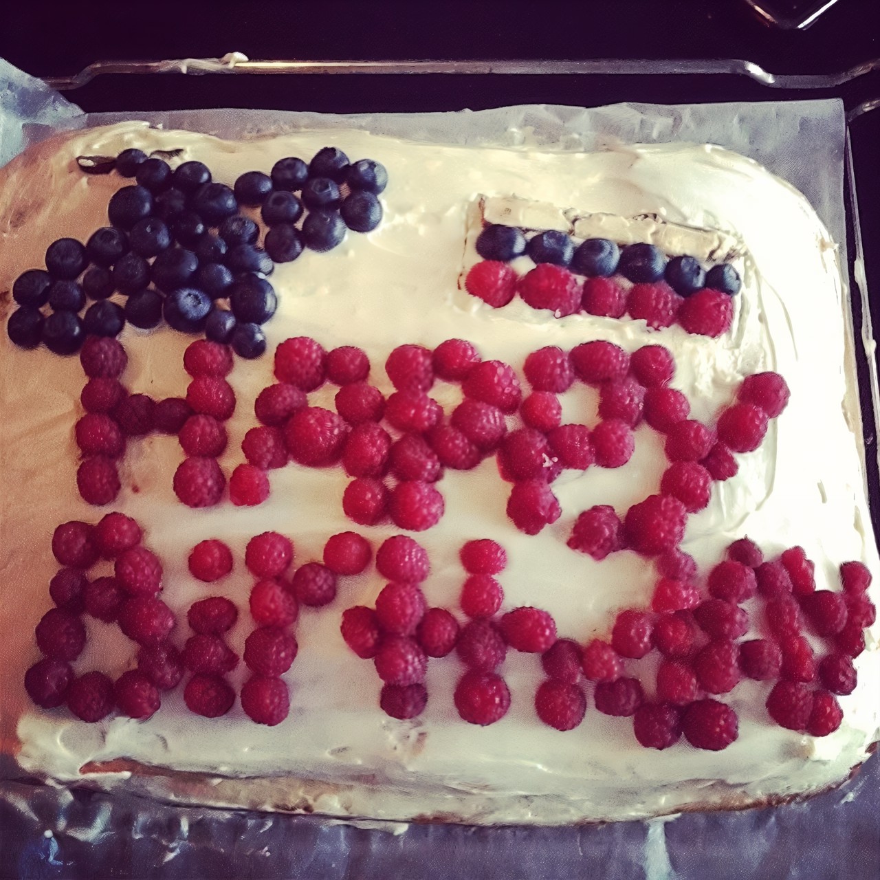 Бисквитный торт с фруктами и сметанным кремом