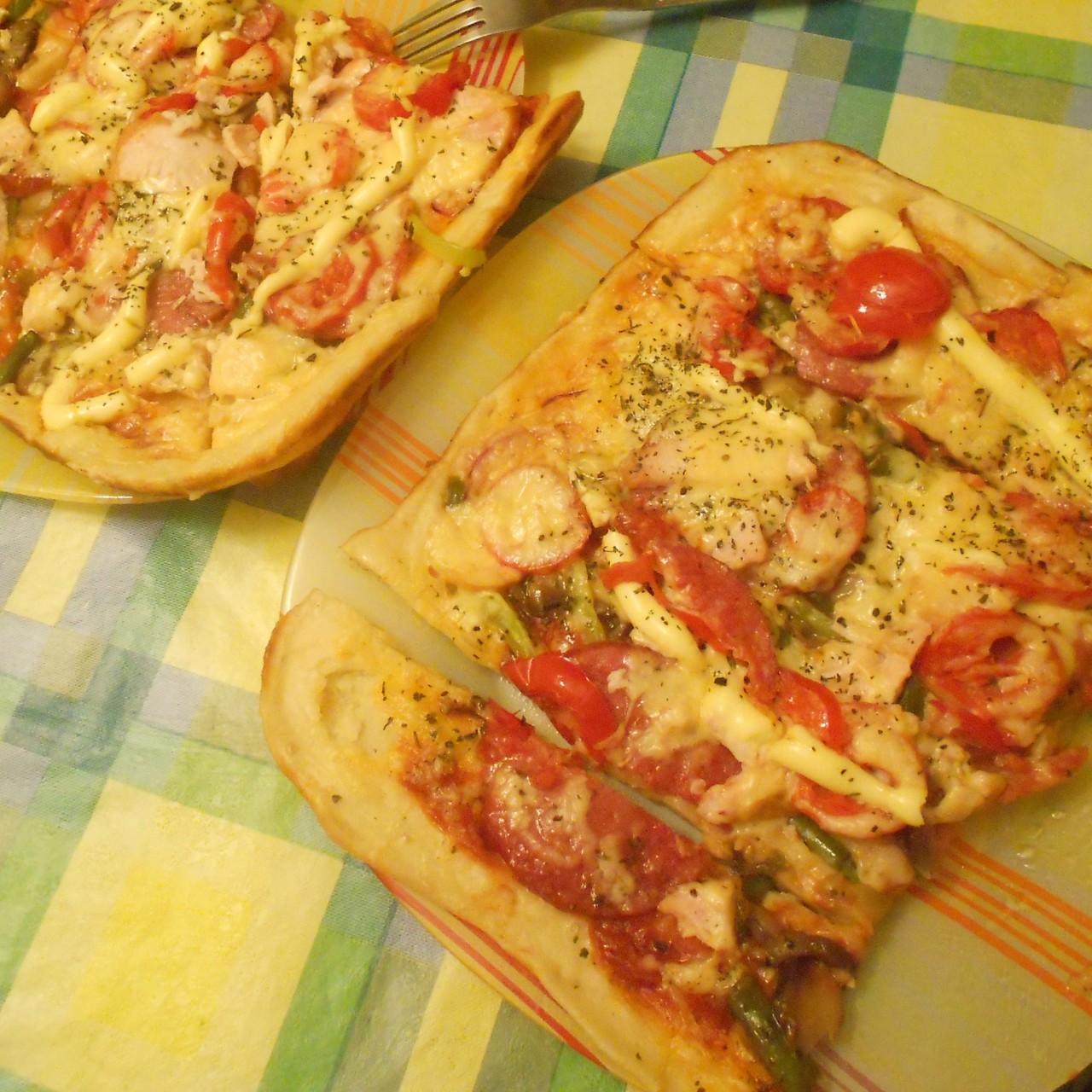 Быстрая пицца с копченой курицей и грибами