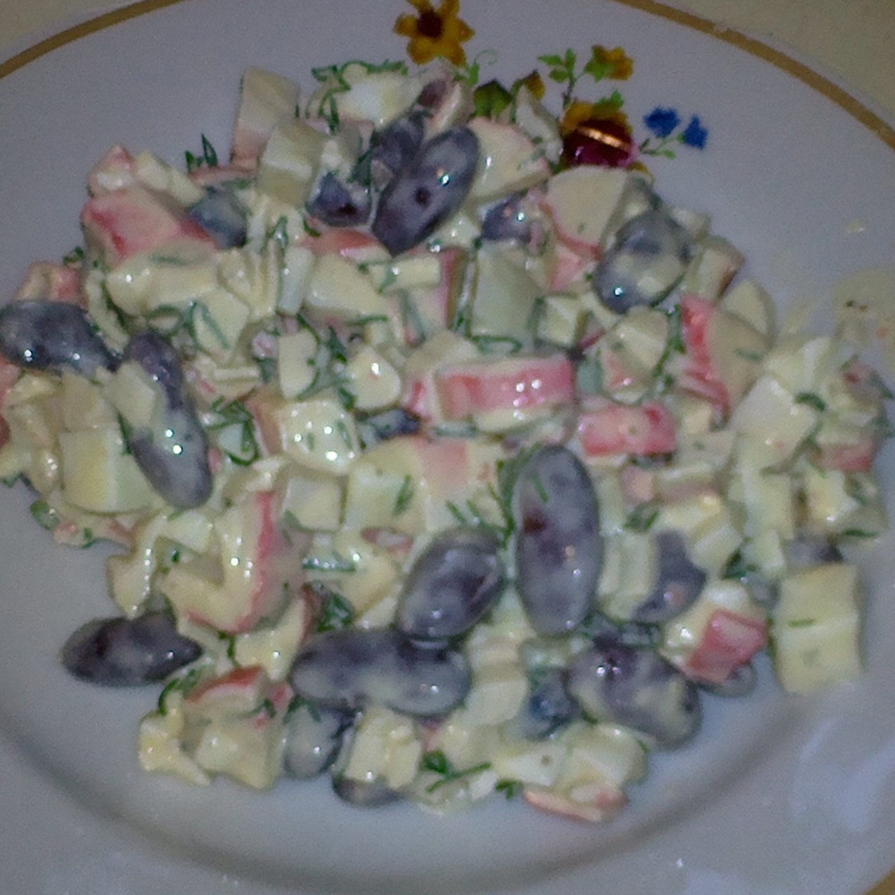 Быстрый салат с фасолью и крабовыми палочками