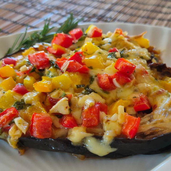 Битые баклажаны с сыром и овощами