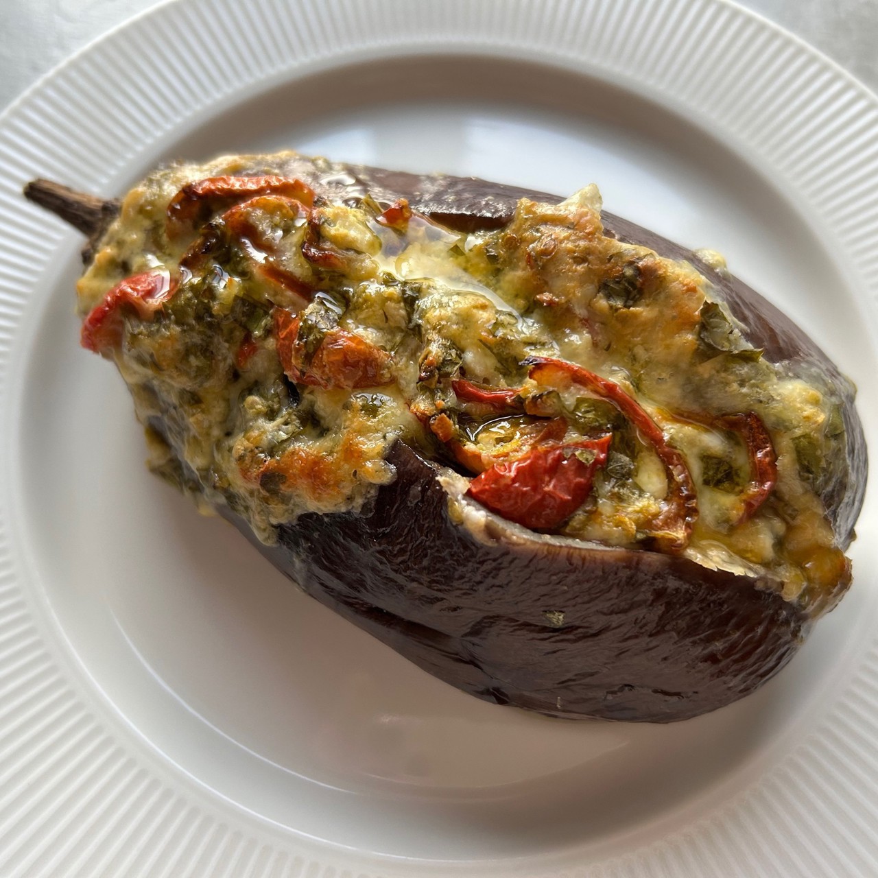 Битые баклажаны с сыром и помидором