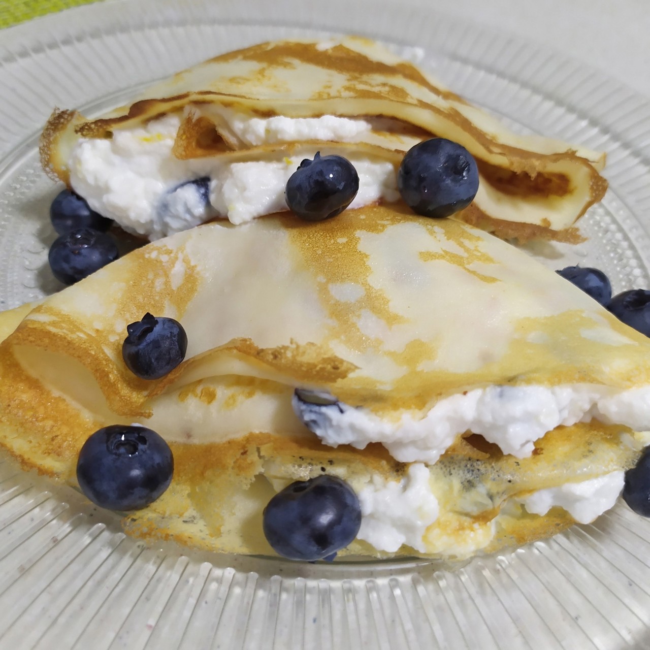Блинчики с сыром рикотта и голубикой