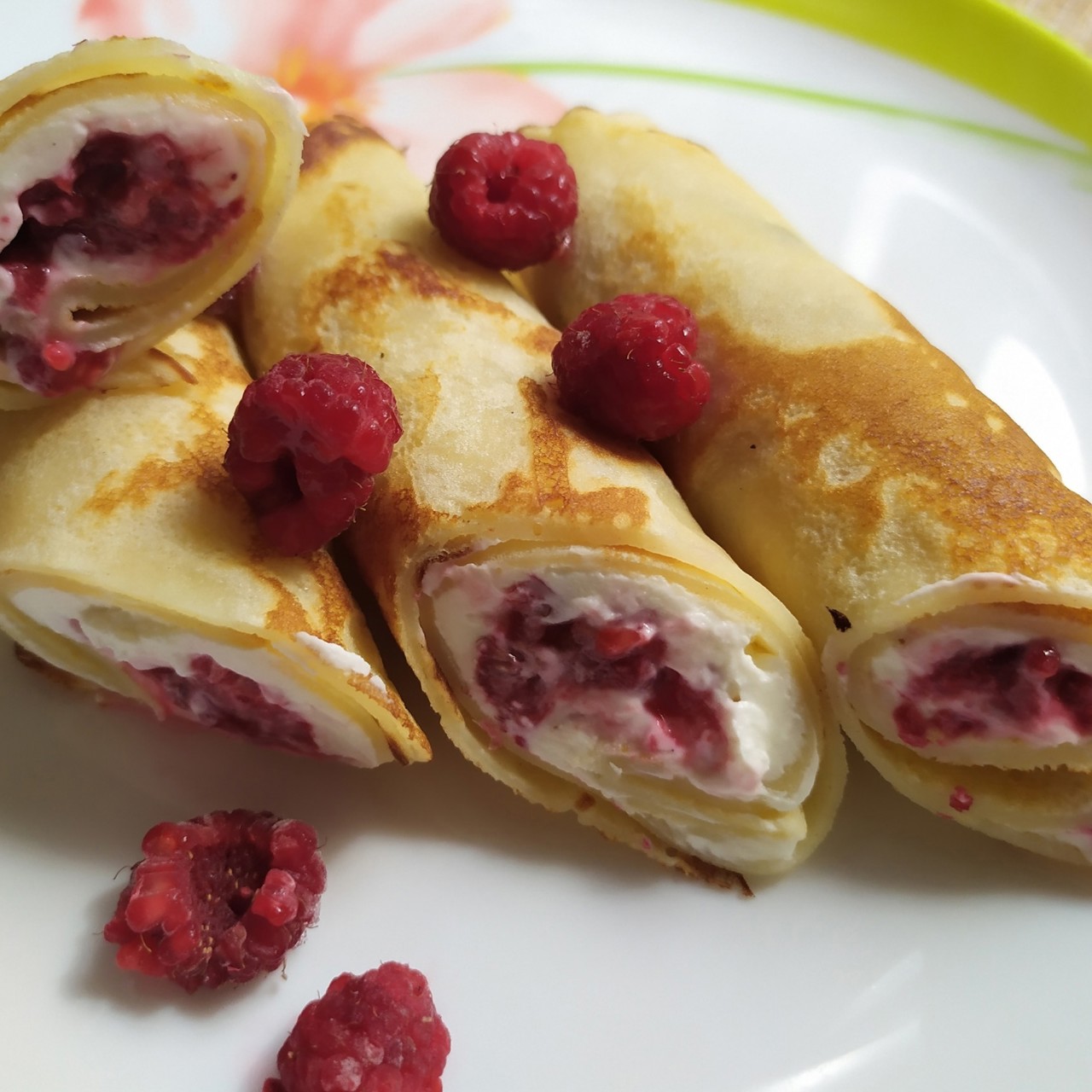 Блинчики с творожным сыром и малиной