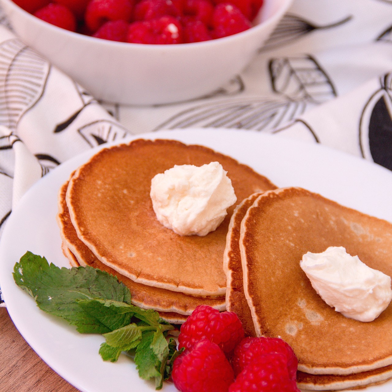 Блинчики со сливочным кремом, малиной и мятой