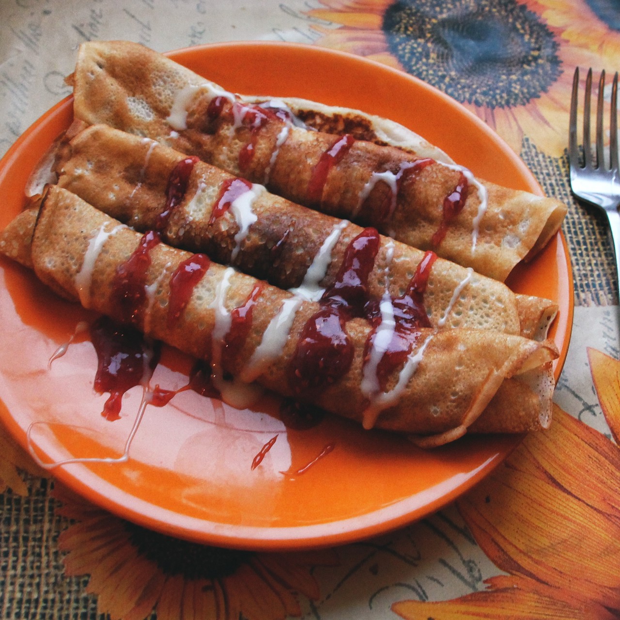 Блины на кислом молоке с малиновым джемом и сгущенкой