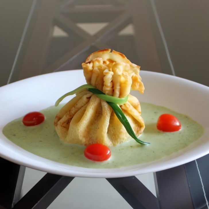 Блинные мешочки с соусом из спаржи