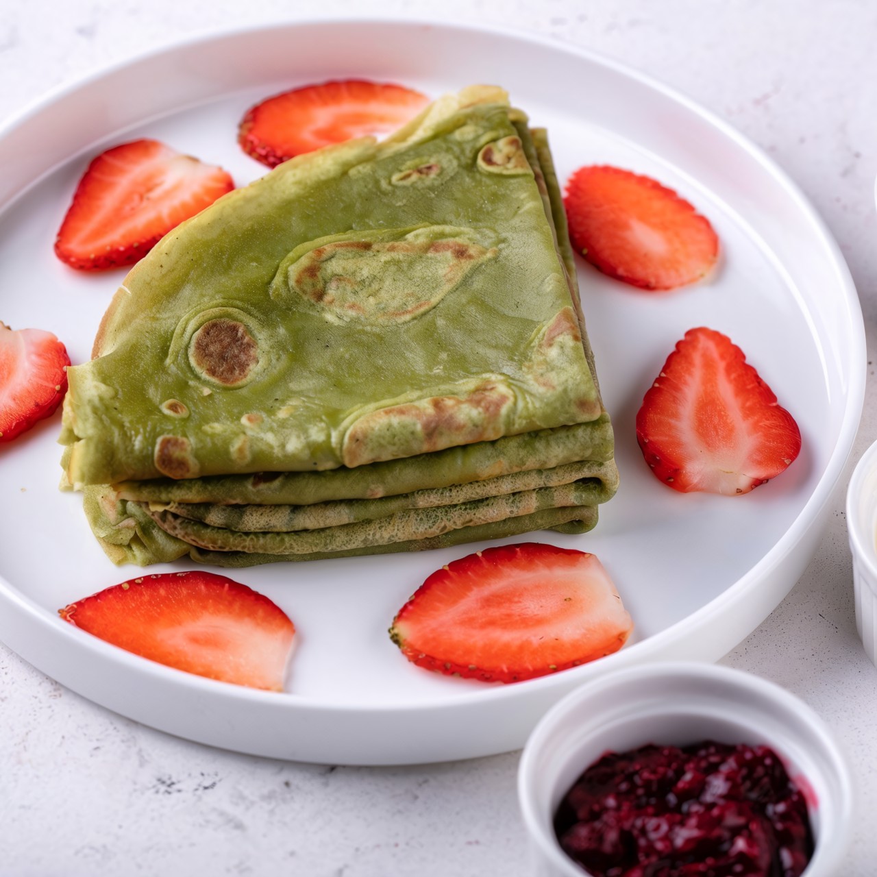 Блины на японском чае матча с клубникой