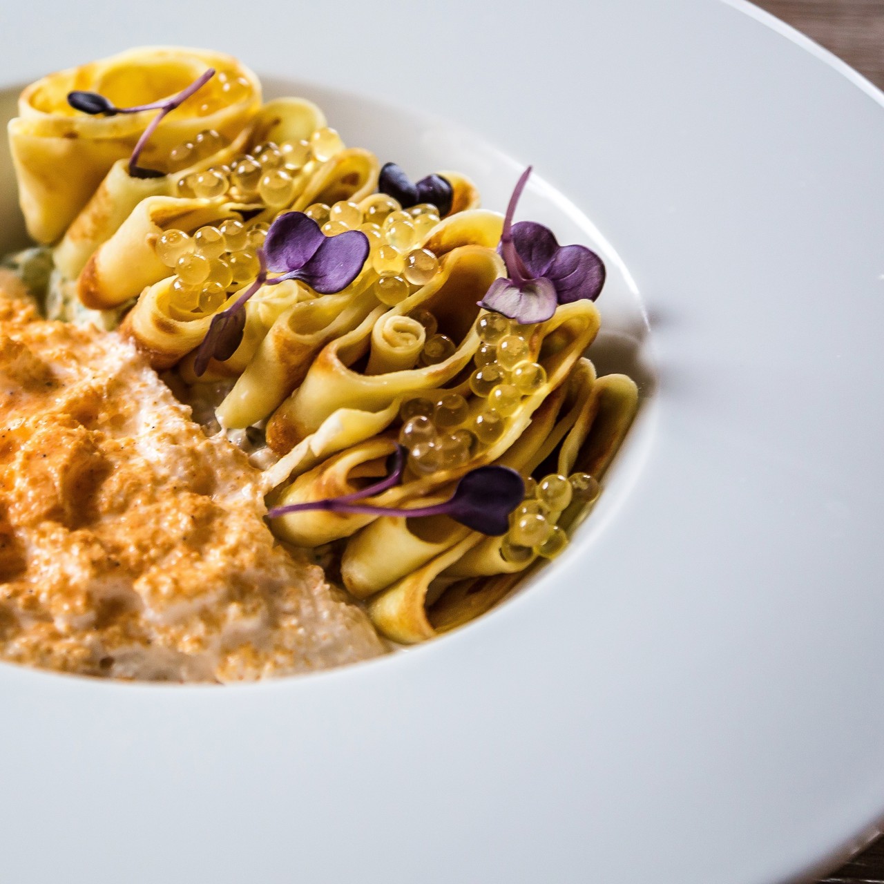 Блины с муссом из копченого лосося и маринованным огурцом