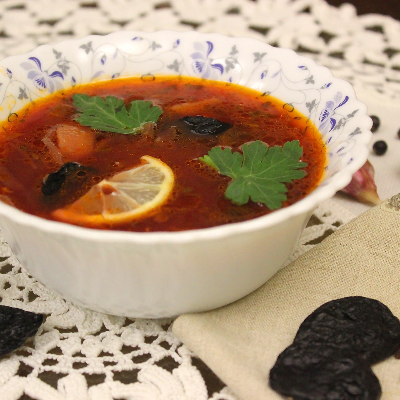 Борщ с черносливом и лимоном