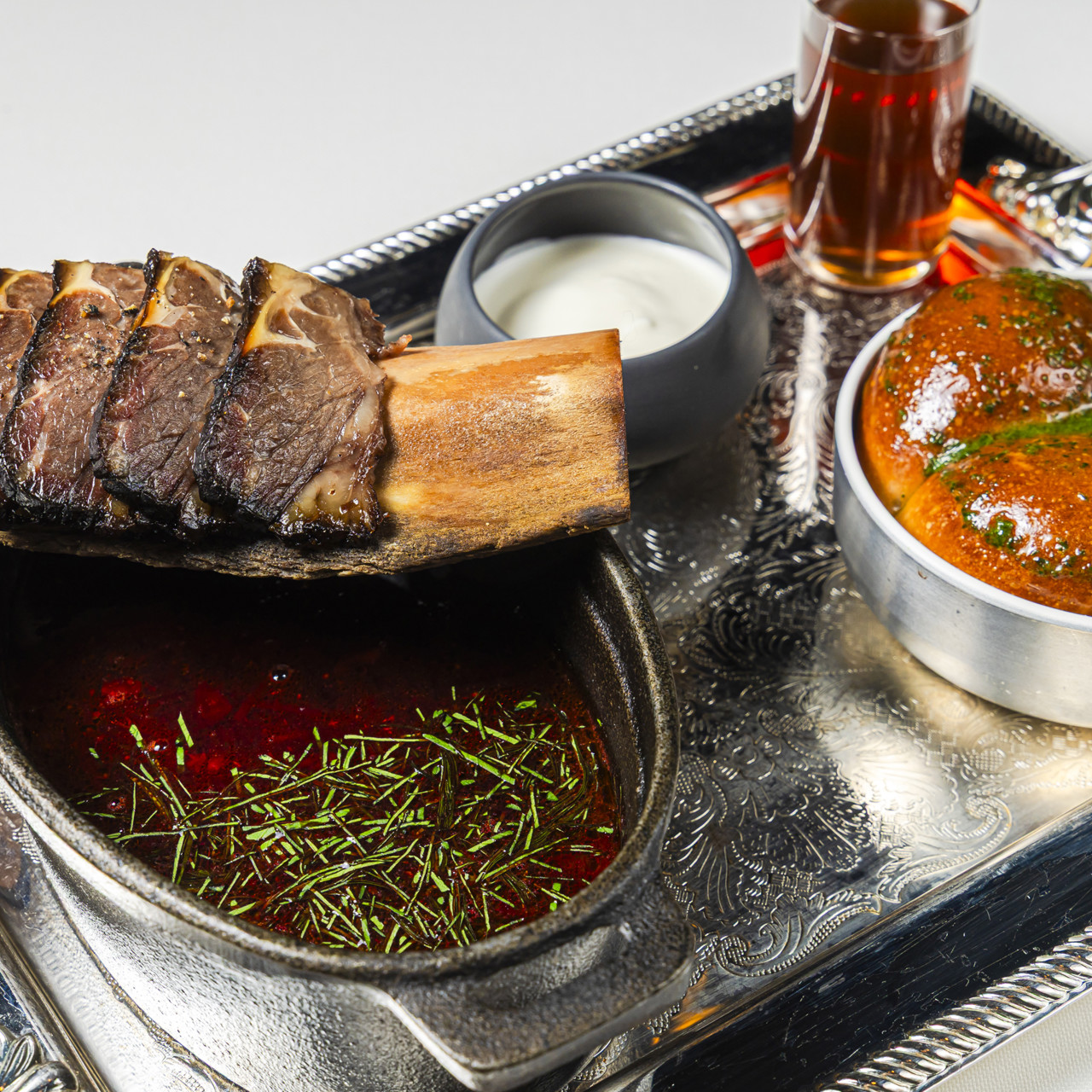 Борщ с копчеными говяжьими ребрами