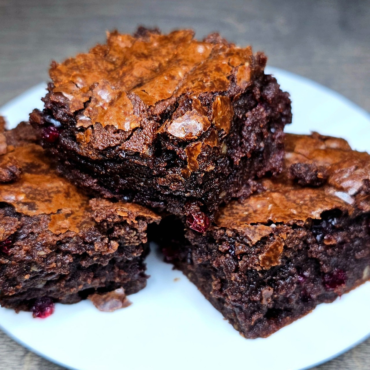 Брауни с брусникой и миндалем