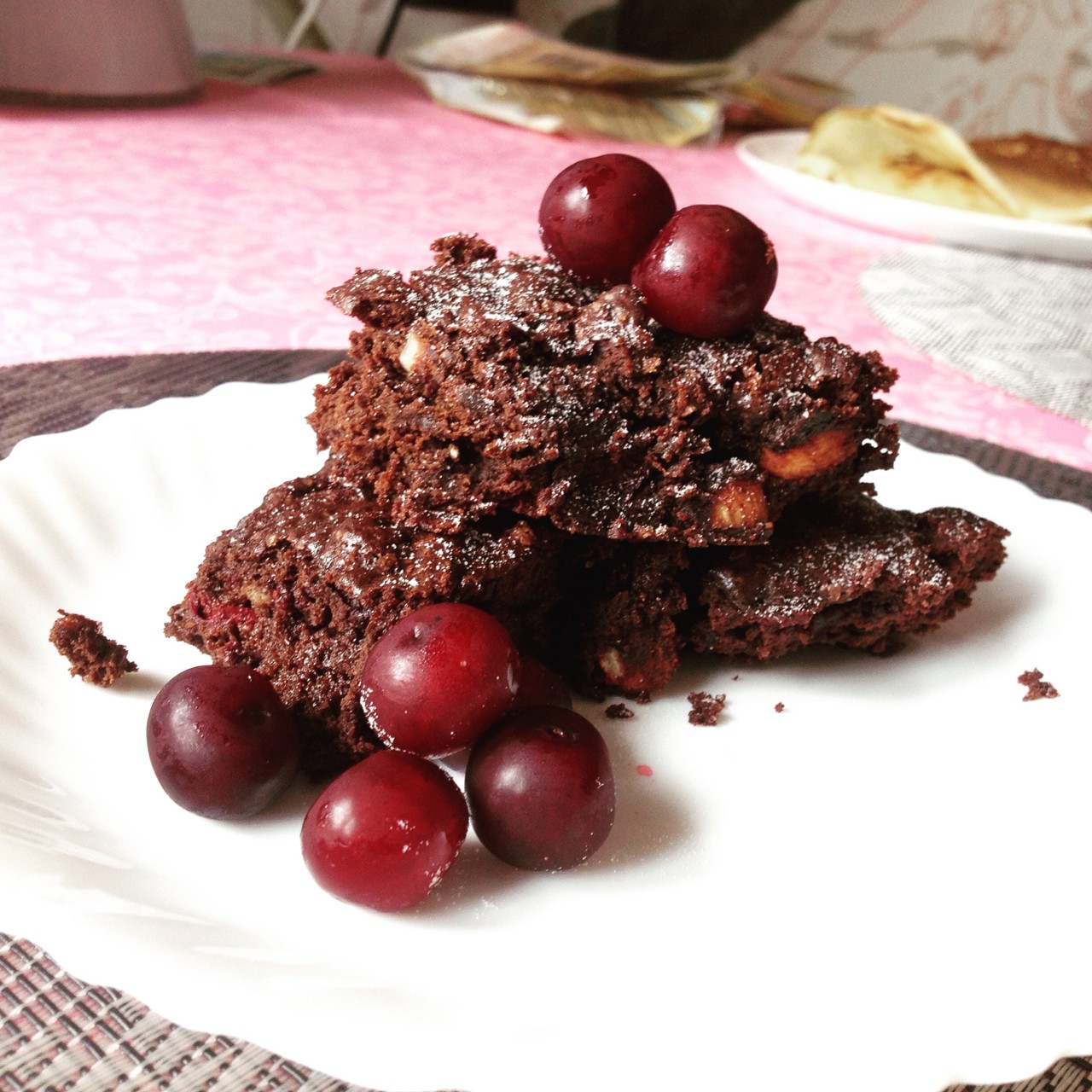 Брауни с вишней и миндалем