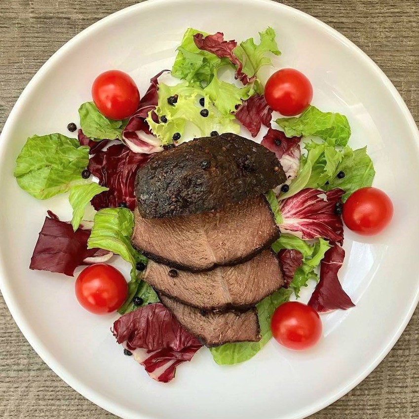 Брискет из говядины с перцем, паприкой и горчицей в духовке