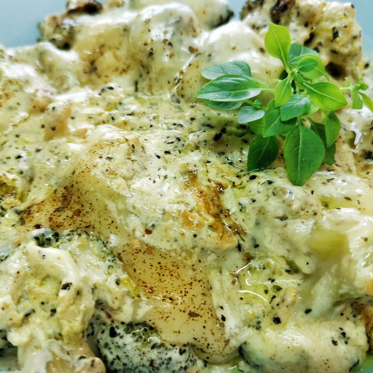 Брокколи с сыром и базиликом