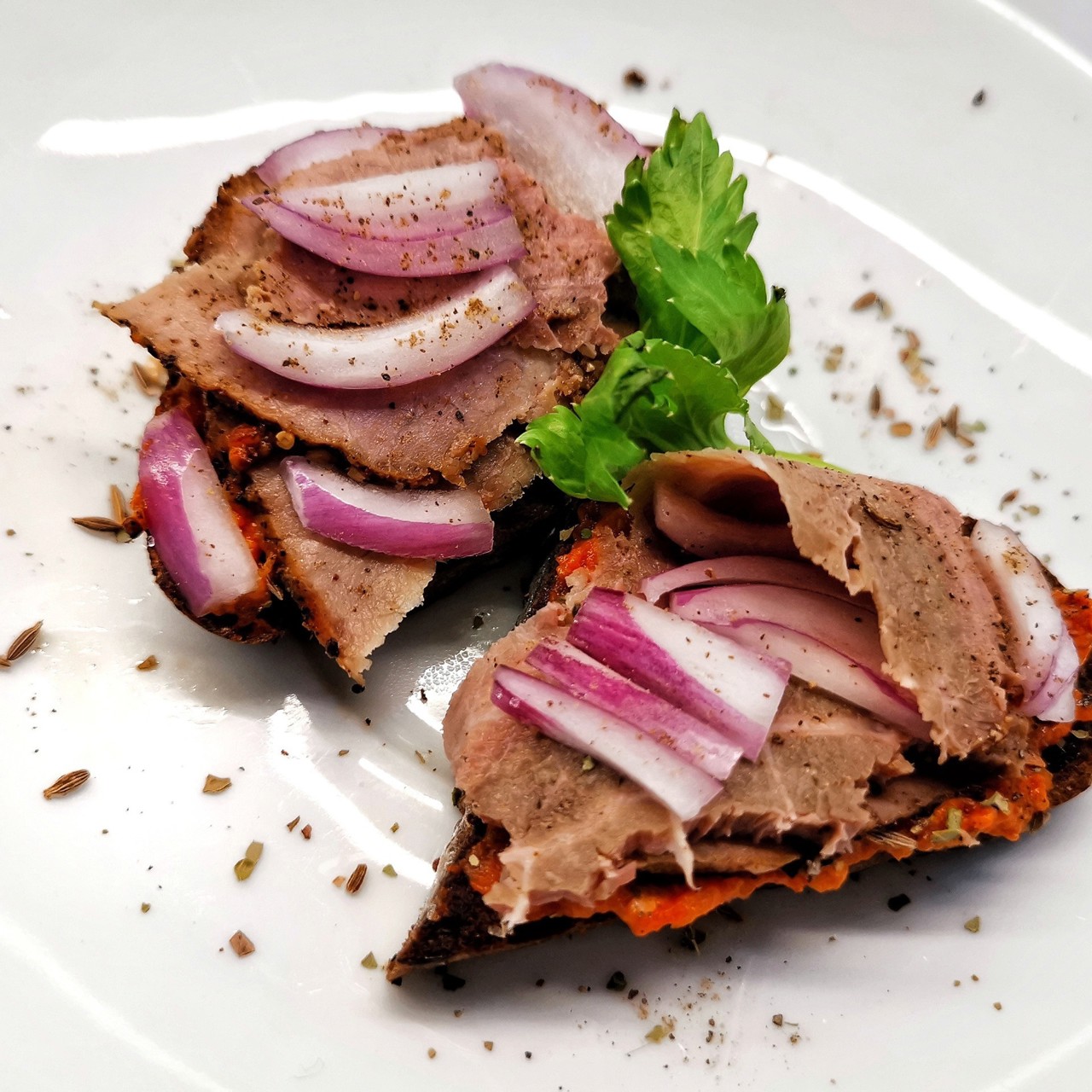 Брускетта с бужениной и томатным соусом