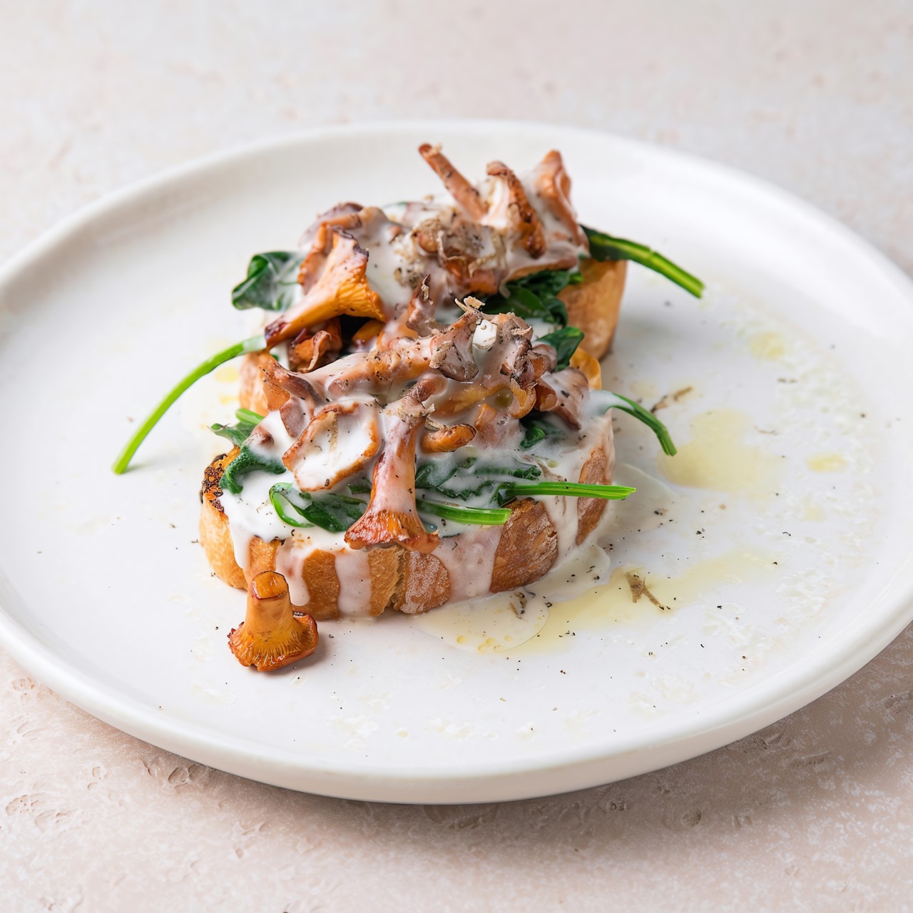 Брускетта с лисичками и кремом из пармезана