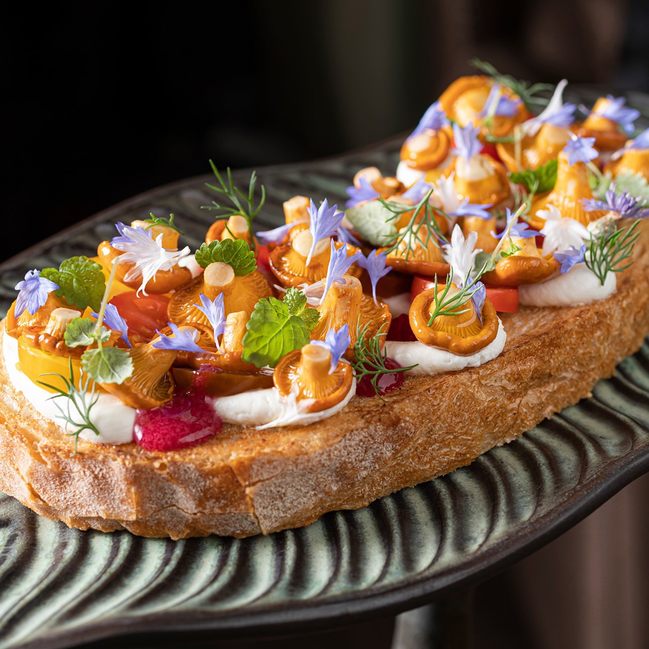 Брускетта с лисичками, томатами и страчателлой