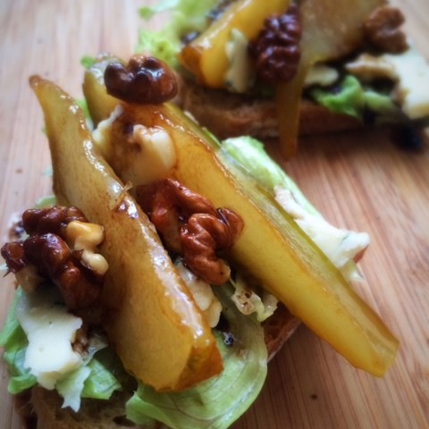 Брускетта с медовой грушей и сыром дор-блю