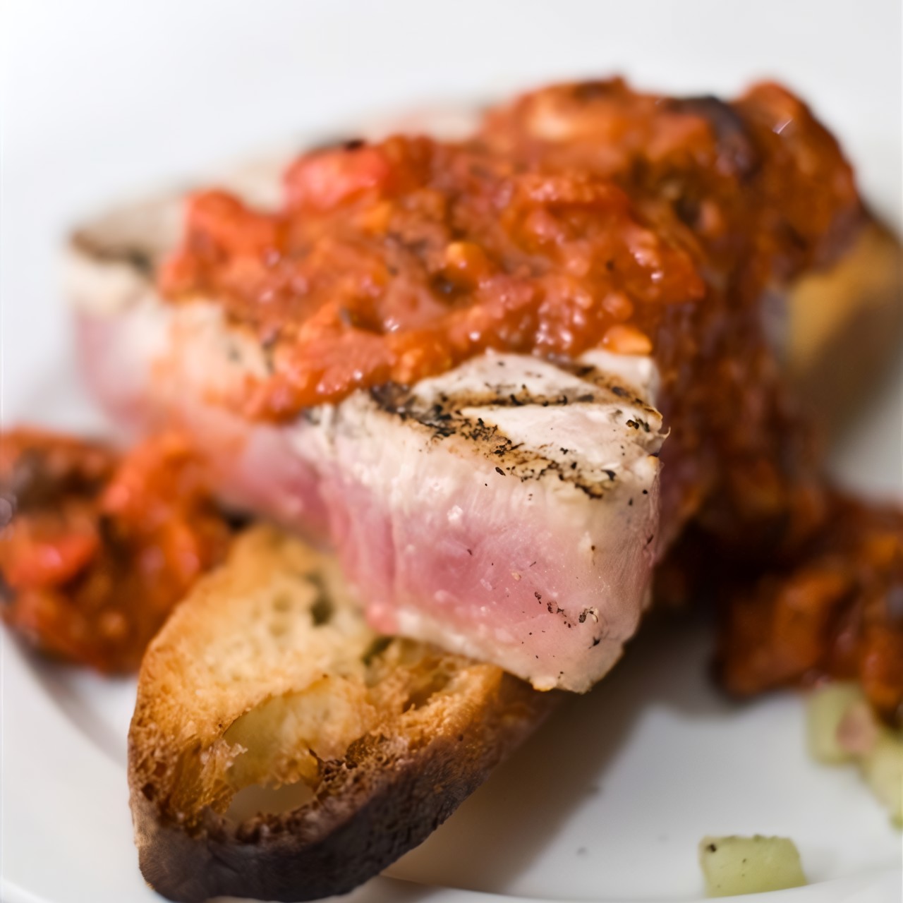 Брускетта с пармской ветчиной и томатной приправой