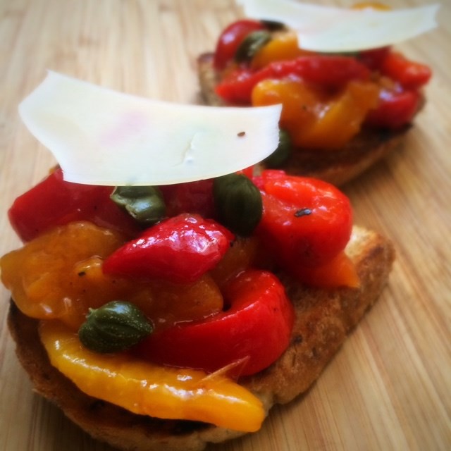 Брускетта с печеными перцами