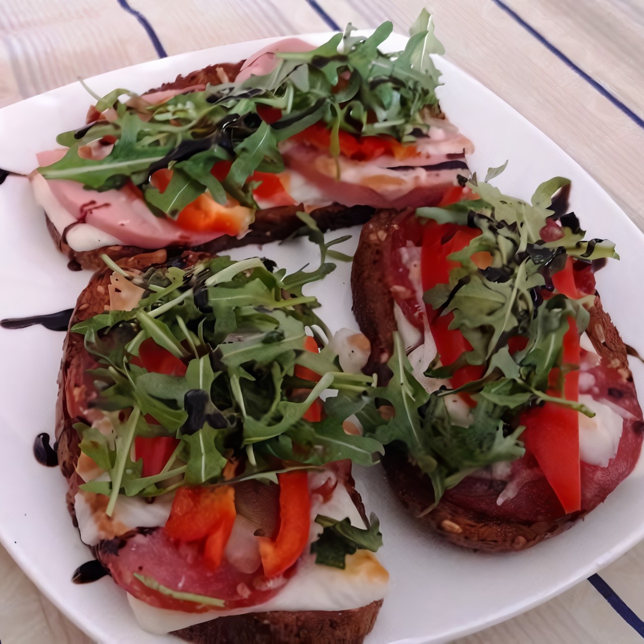 Брускетта с салями, рукколой, моцареллой и бальзамиком