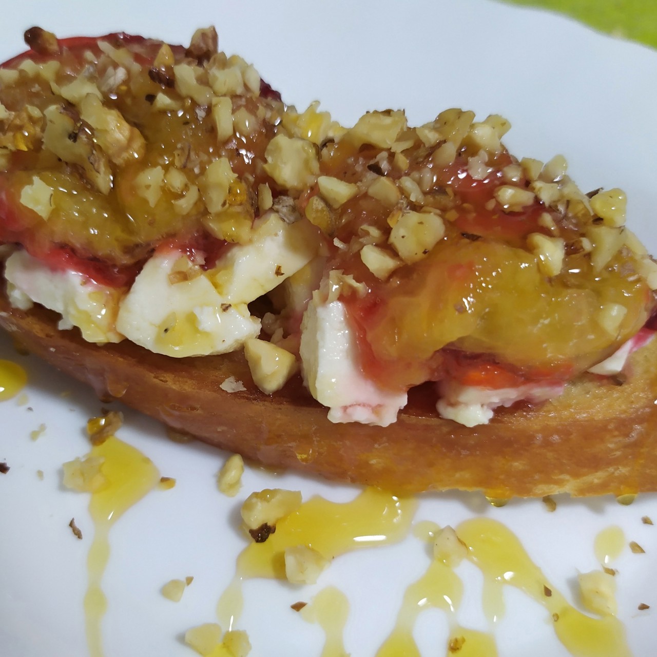 Брускетта с сыром и сливой