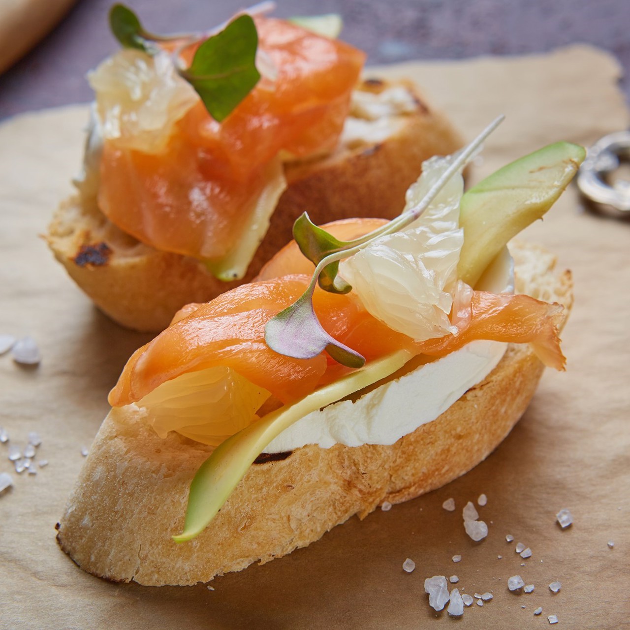 Брускетта со слабосоленым лососем и сыром Филадельфия