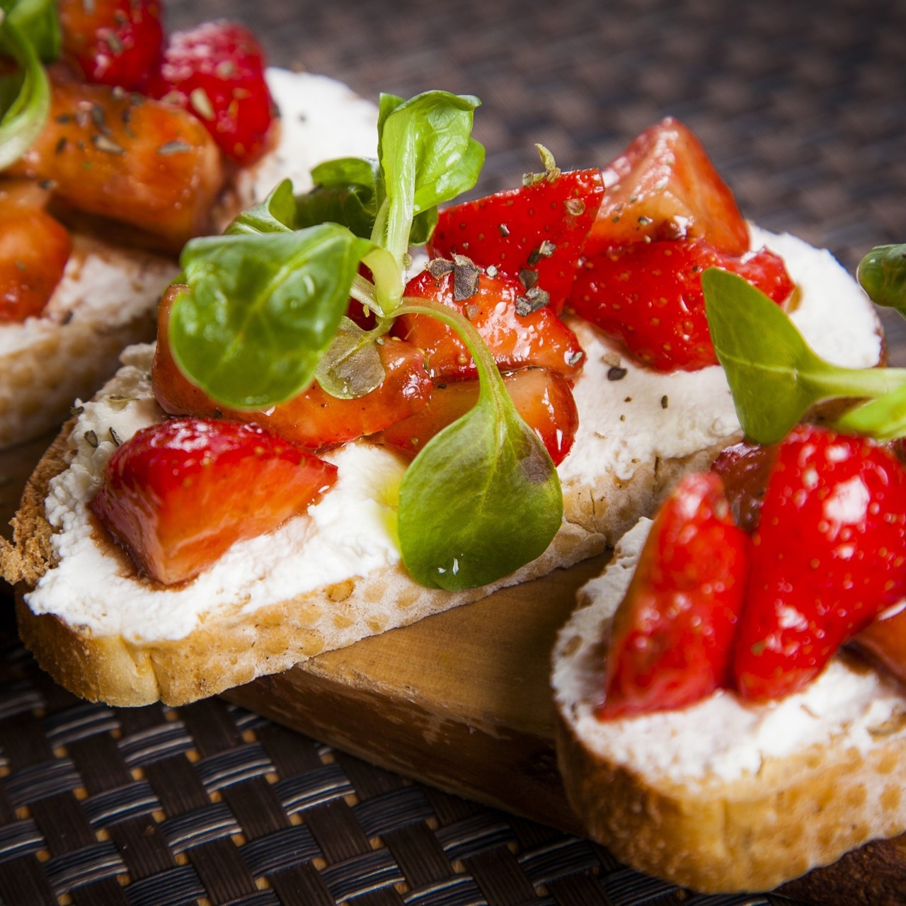 Брускетта со спелой клубникой и сыром рикотта