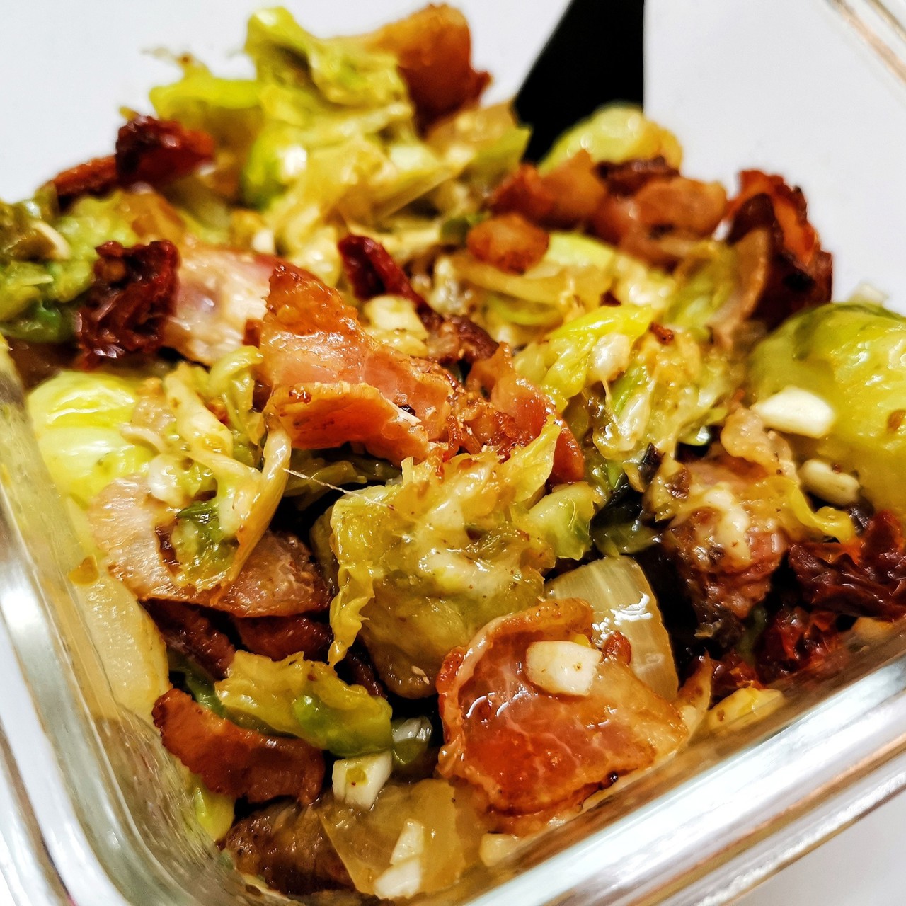 Брюссельская капуста, обжаренная с беконом и сыром