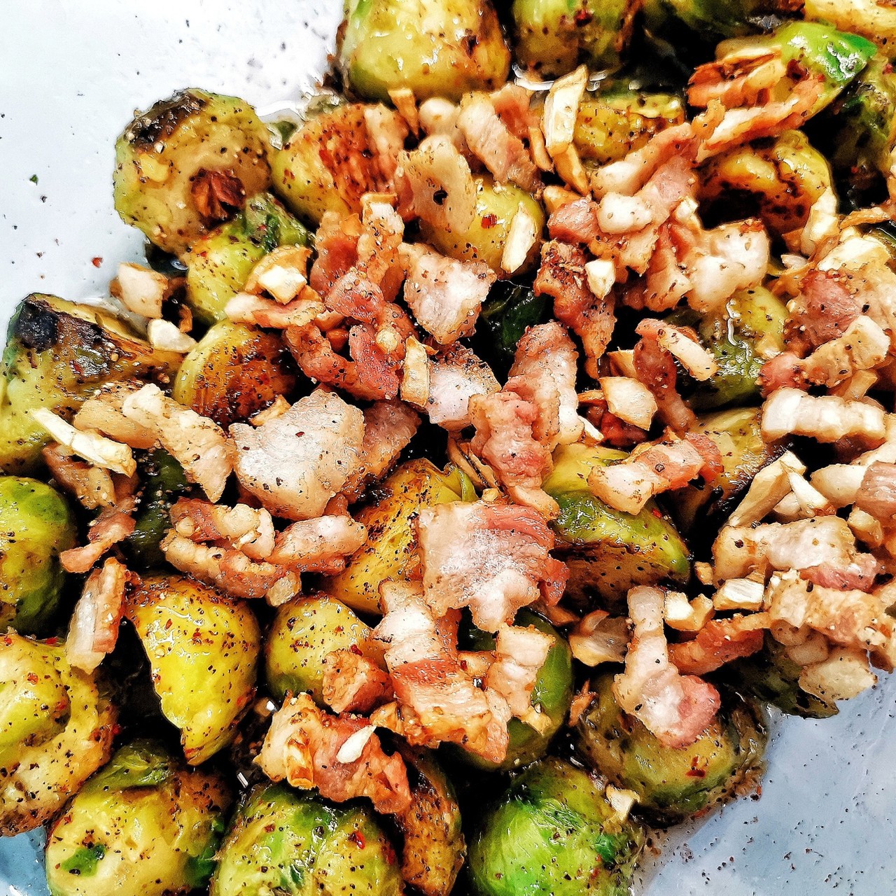 Брюссельская капуста со шкварками и сыром