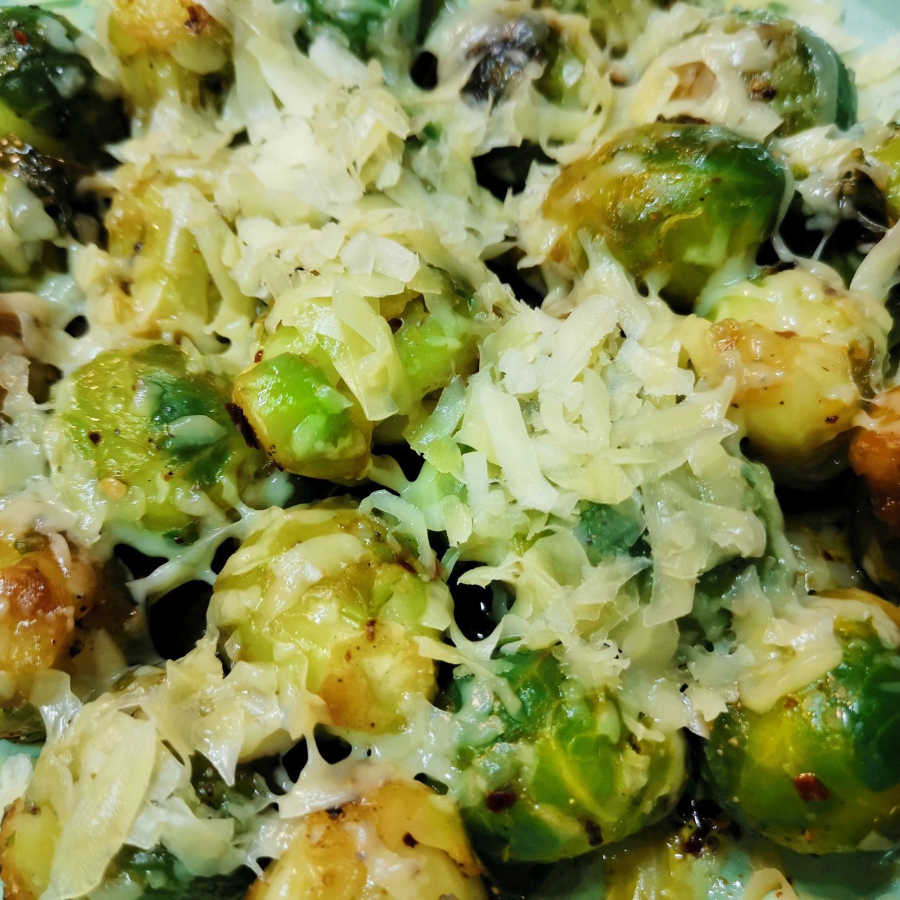 Брюссельская капуста на сковороде с сыром