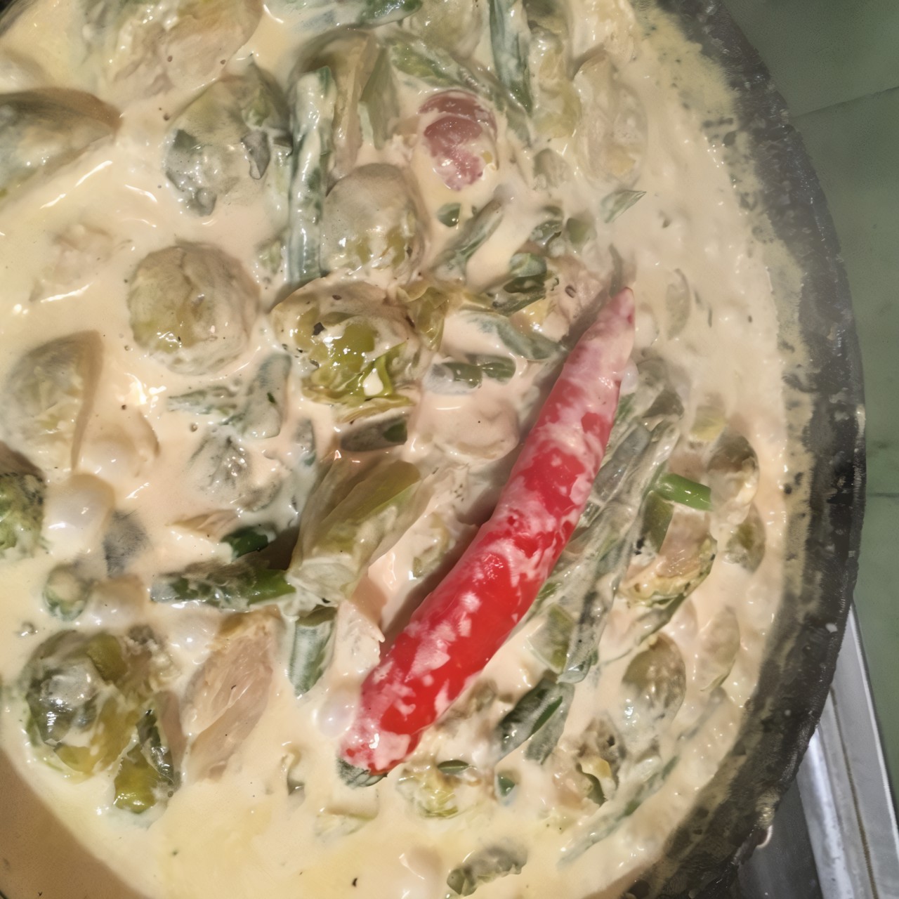 Брюссельская капуста, спаржа и зеленая фасоль в сливках с чили