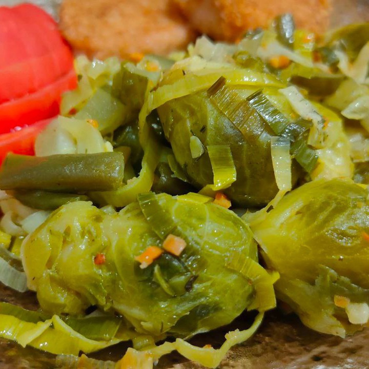 Брюссельская капуста тушеная с пореем, зеленой фасолью и солеными огурцами