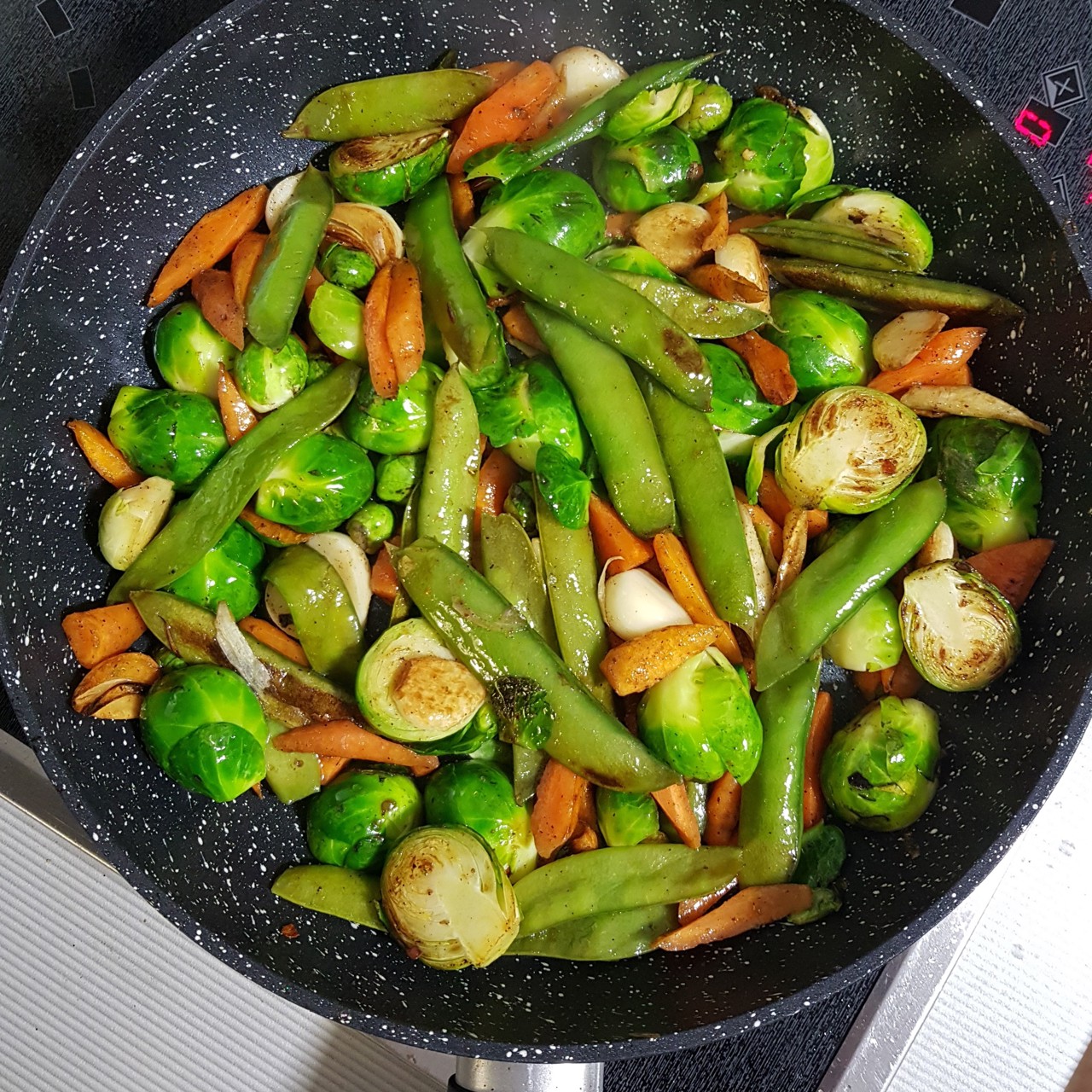 Брюссельская капуста, жаренная с горохом