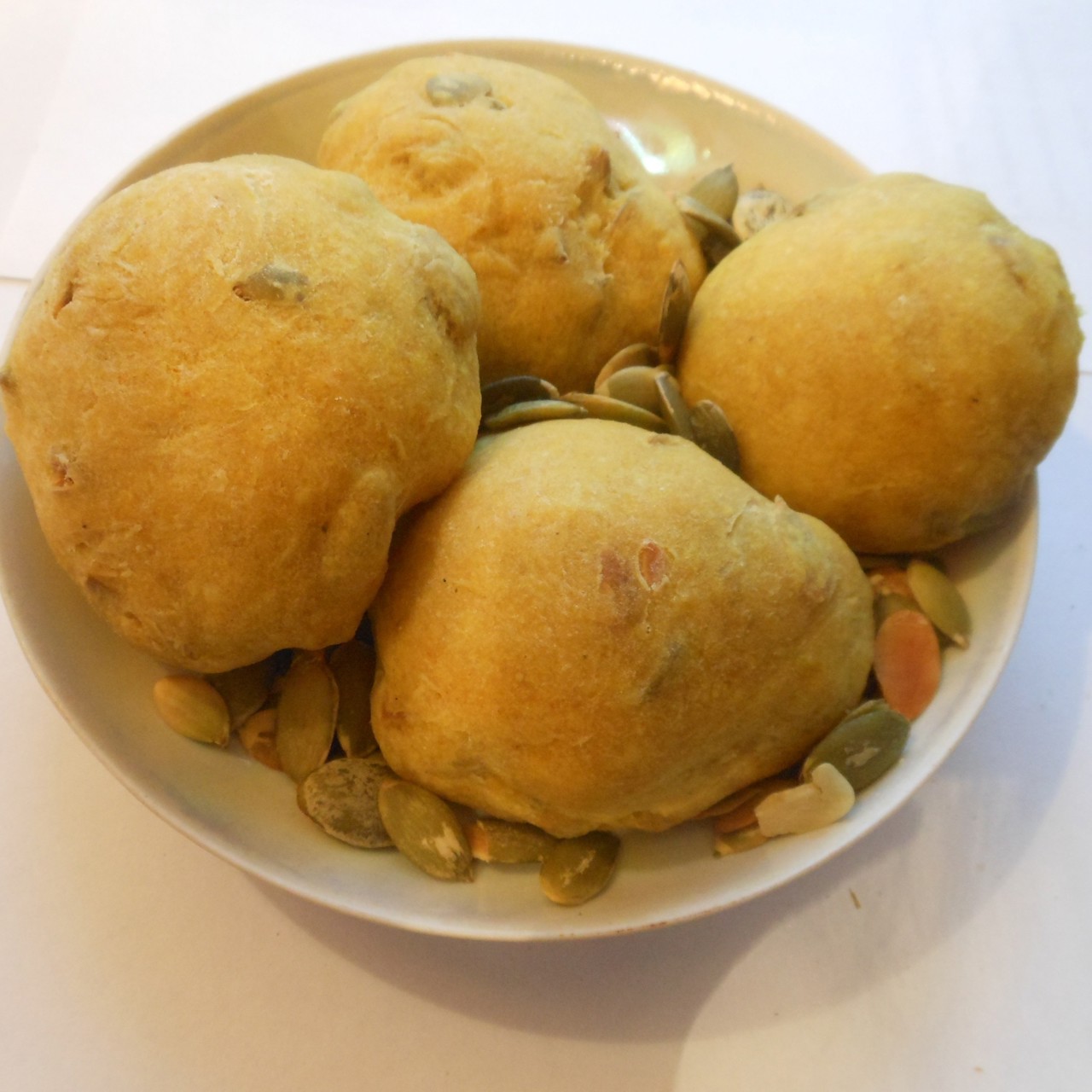 Булочки с карри и тыквенными семечками