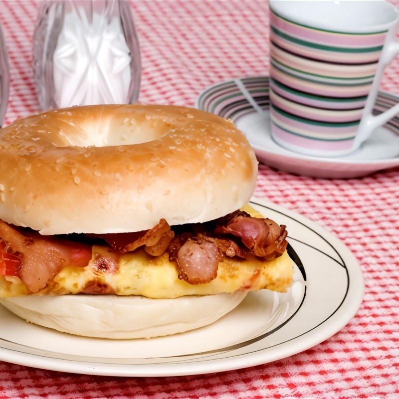 Булочки с луковым омлетом, беконом и печеным красным перцем